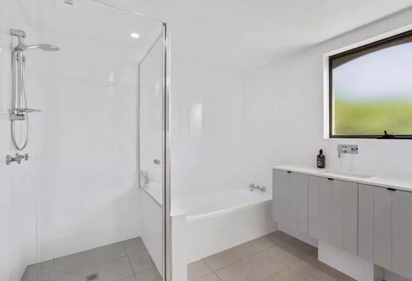 Homely 2 Br Apt At Coolum Beach W Pool