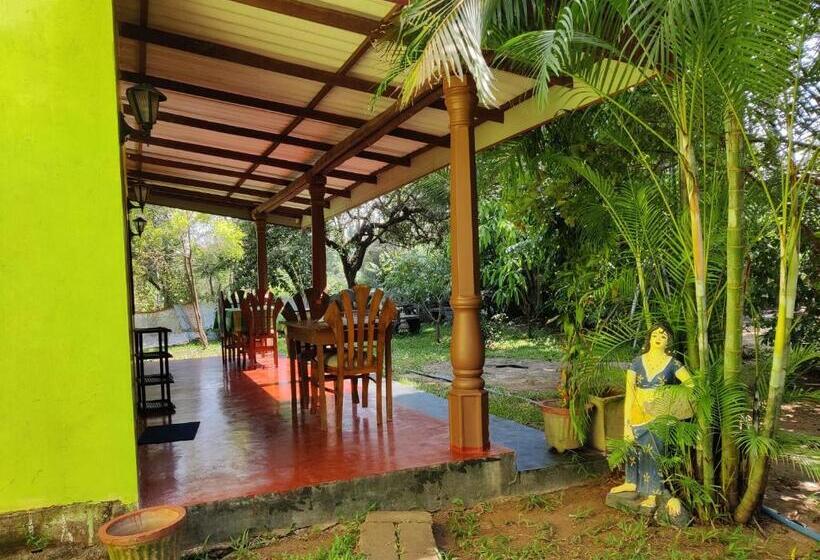 בית מלון כפרי Sigiriya Rock Star Home Stay