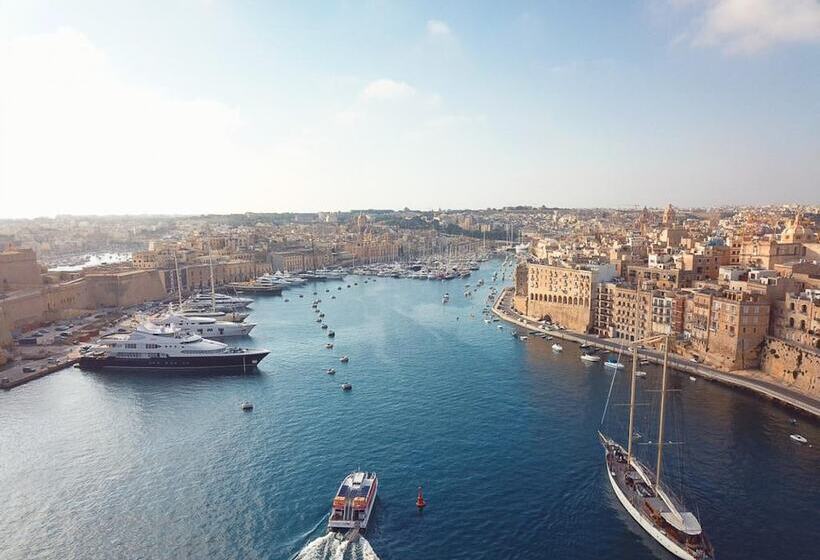 Stunning Holiday Home With Gorgeous Harbour Views