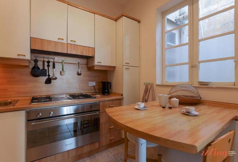 Stunning Holiday Home With Gorgeous Harbour Views