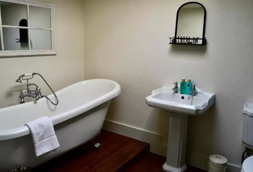 The Nest Hotel & Restaurant