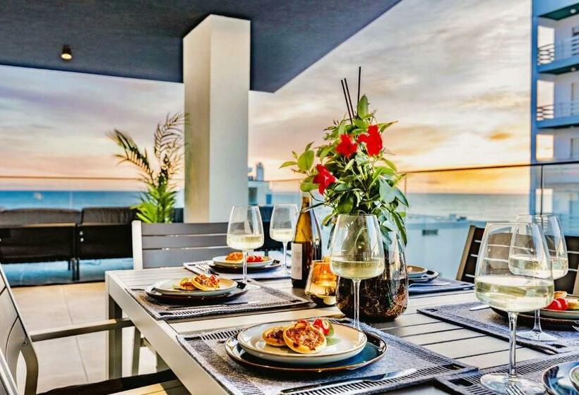 Luxurious Beachside Apartment With Pool & Seaview