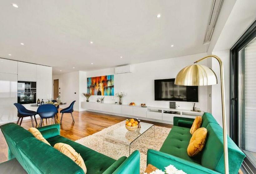 Luxurious Beachside Apartment With Pool & Seaview