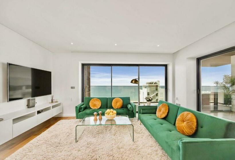 Luxurious Beachside Apartment With Pool & Seaview