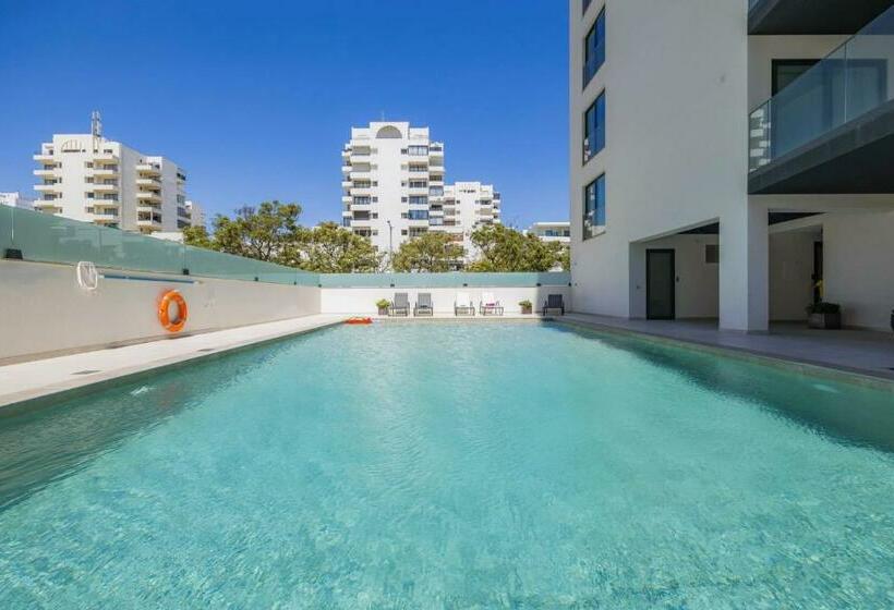 Luxurious Beachside Apartment With Pool & Seaview