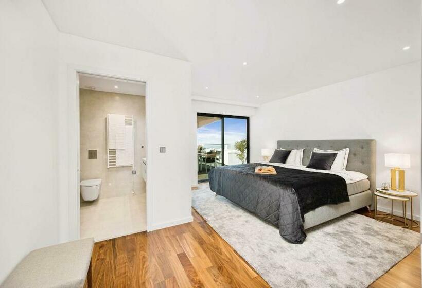 Luxurious Beachside Apartment With Pool & Seaview