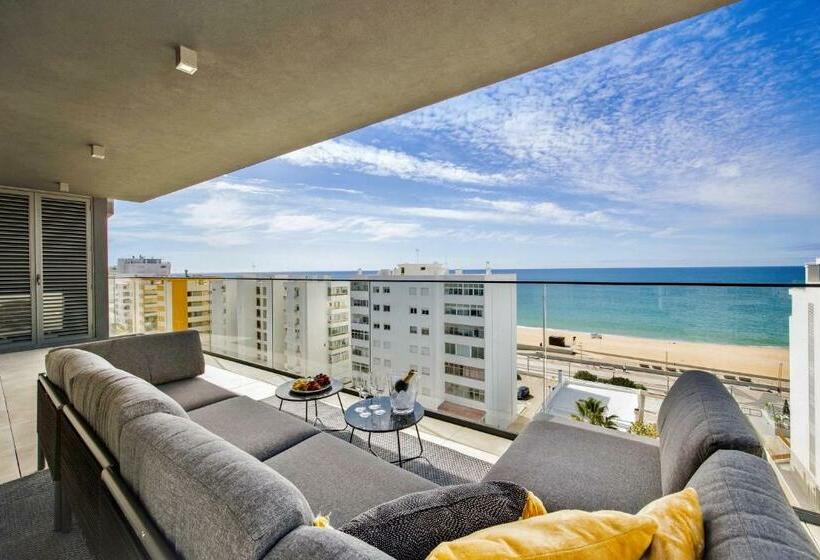 Luxurious Beachside Apartment With Pool & Seaview