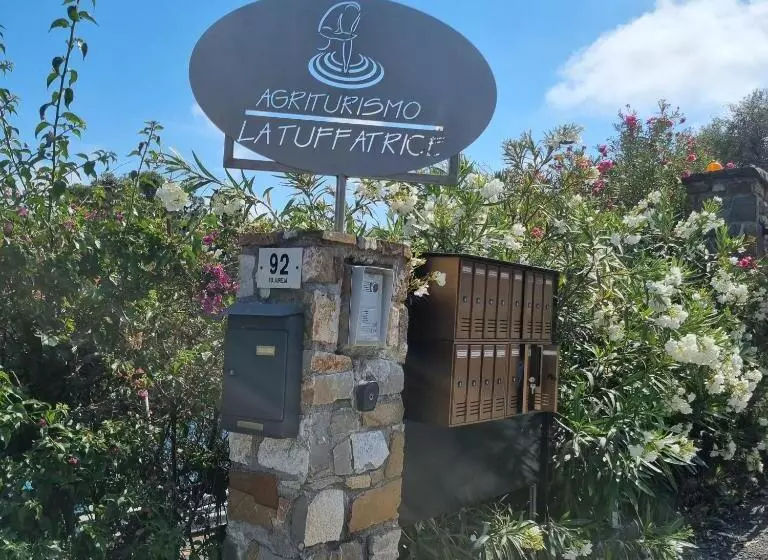 هتل Agriturismo La Tuffatrice