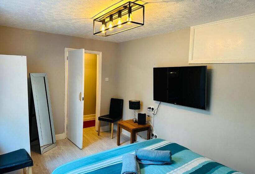 Central Brighton   1 Bedroom Apartment, Sleeps 4