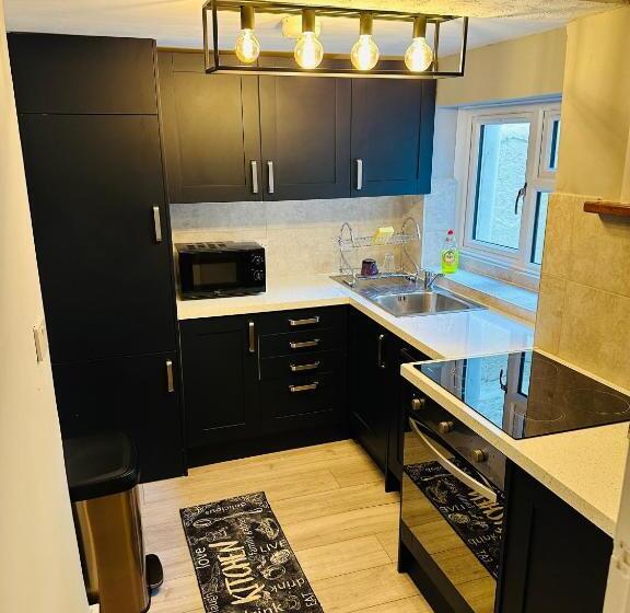 Central Brighton   1 Bedroom Apartment, Sleeps 4
