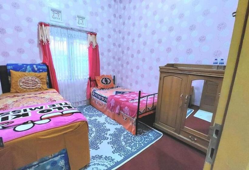 פנסיון Penginapan Syariah Dhifa Indonesian Only