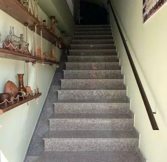 تختخواب و صبحانه Art Hole