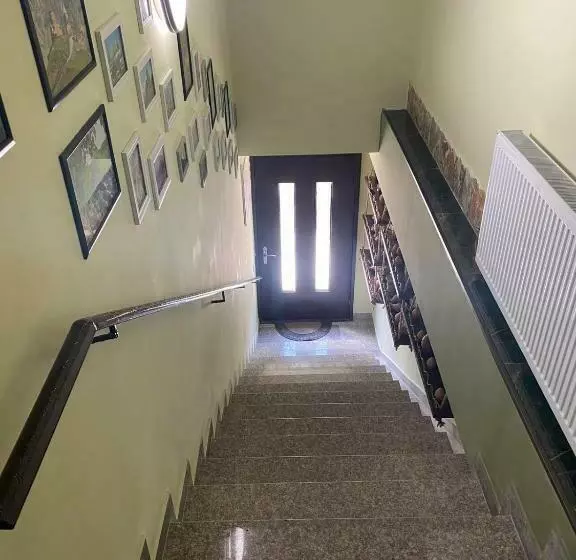 تختخواب و صبحانه Art Hole