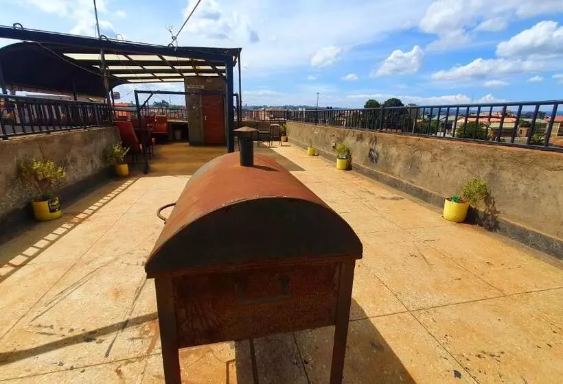 Lola S Nest Along The Highway   Free Parking, Wifi, Netflix & Rooftop Views