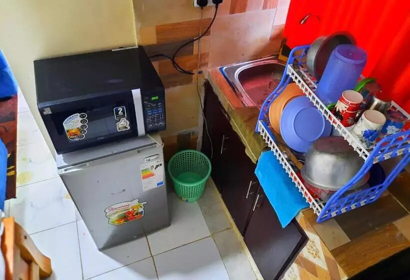 Lola S Nest Along The Highway   Free Parking, Wifi, Netflix & Rooftop Views