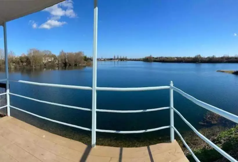 Lake View Lodge Pod