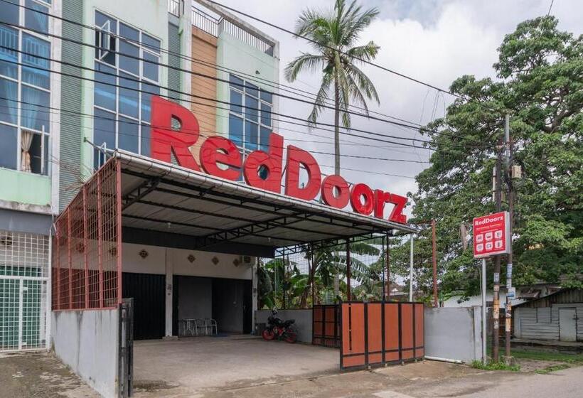 호텔 Reddoorz Near Palembang Trade Center 4