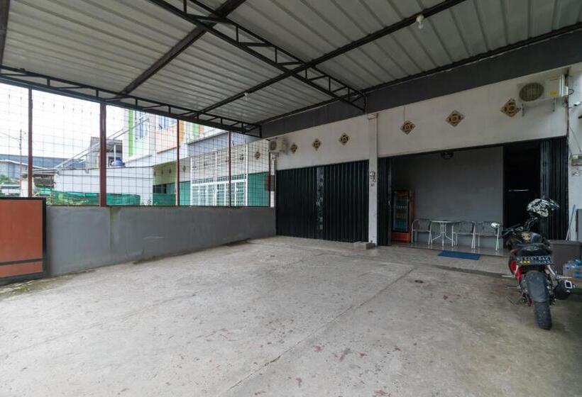 호텔 Reddoorz Near Palembang Trade Center 4