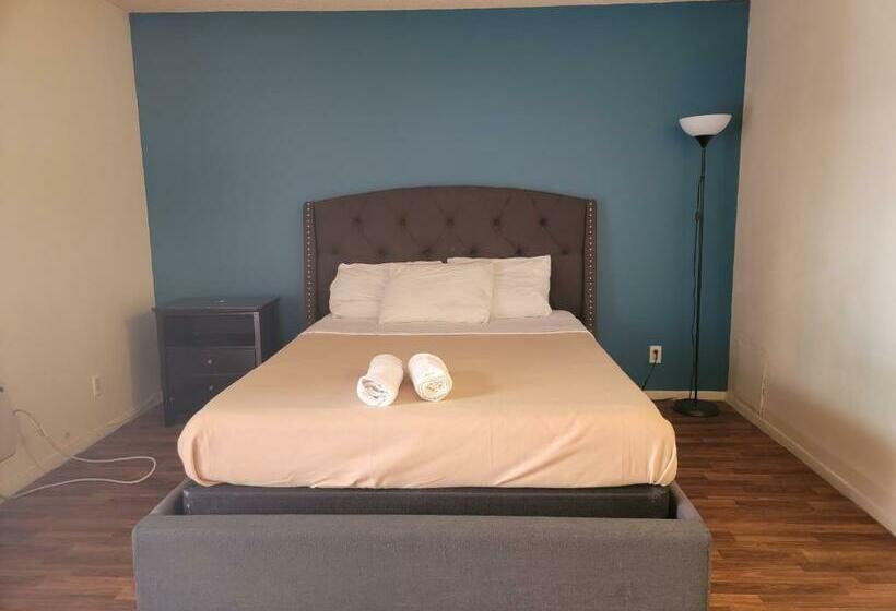 Charming Hotel Style Beverly Hills