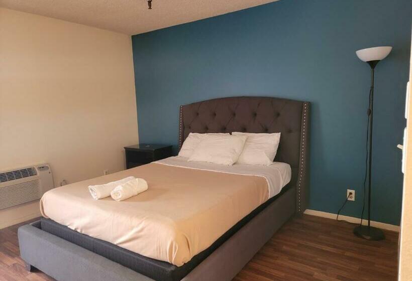 Charming Hotel Style Beverly Hills