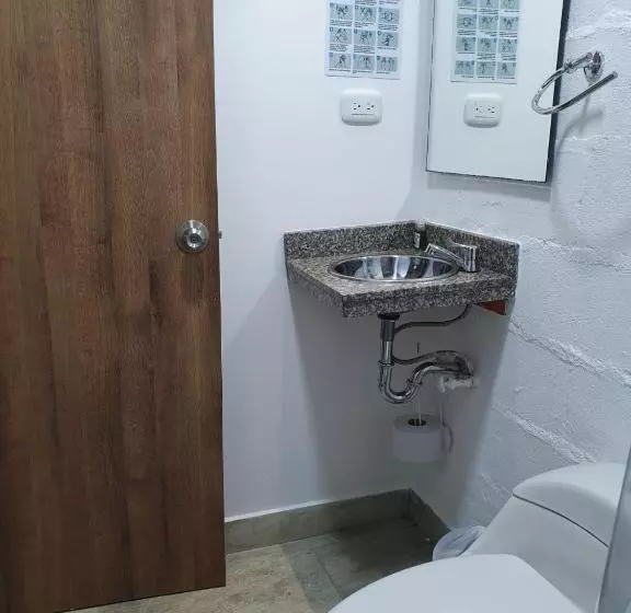 هتل Carriqui Underground