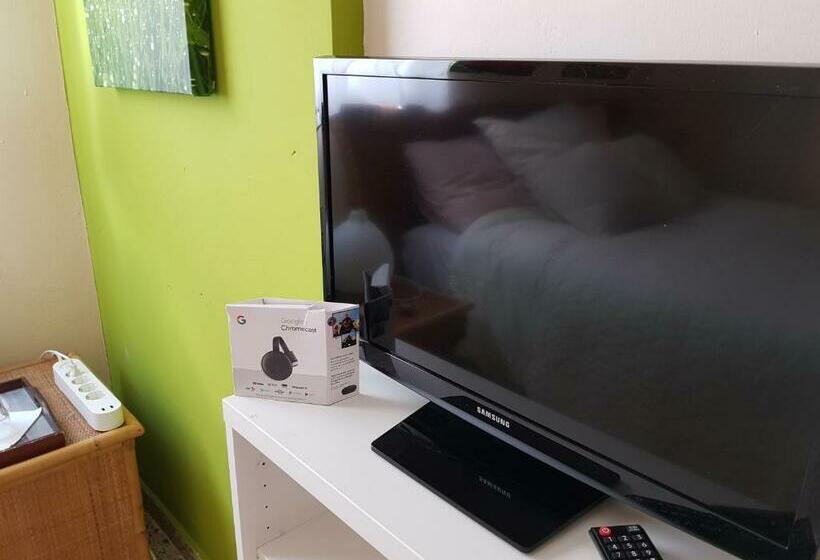 پانسیون Poppies Living 100m Ocean!