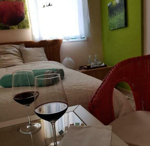 پانسیون Poppies Living 100m Ocean!