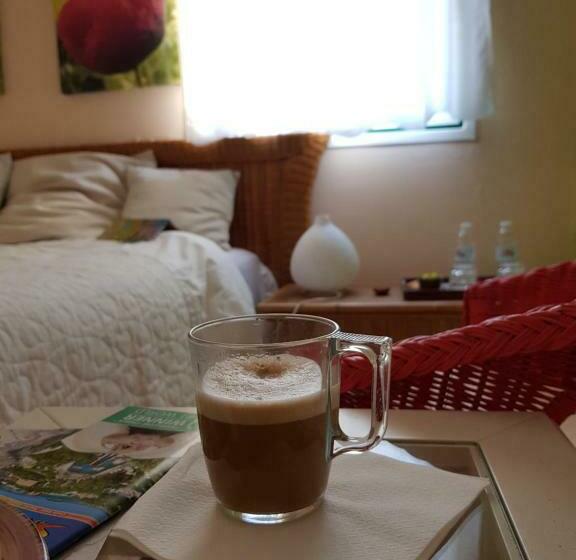 پانسیون Poppies Living 100m Ocean!