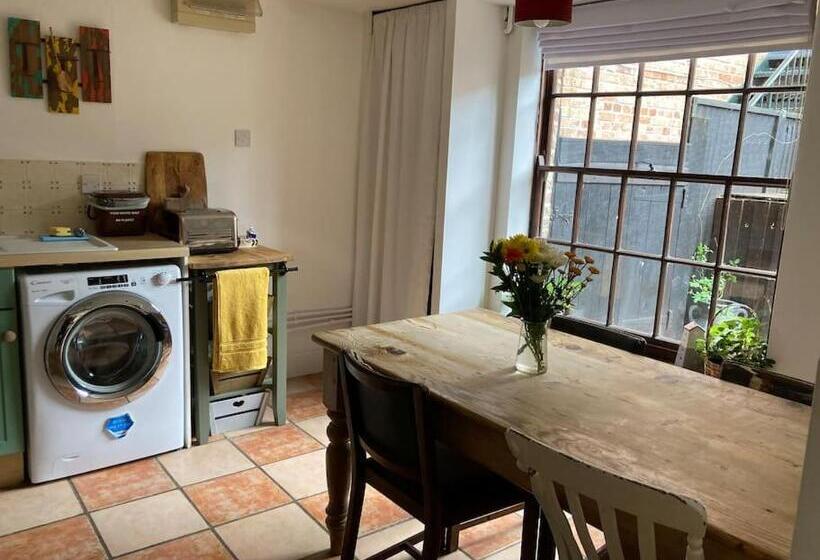 Charming Cottage, Central Taunton