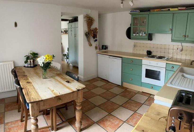 Charming Cottage, Central Taunton