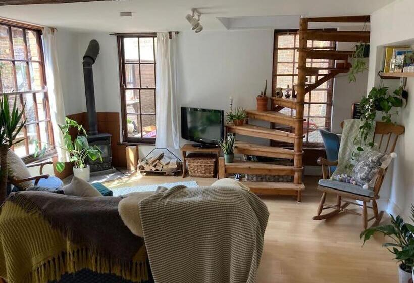 Charming Cottage, Central Taunton