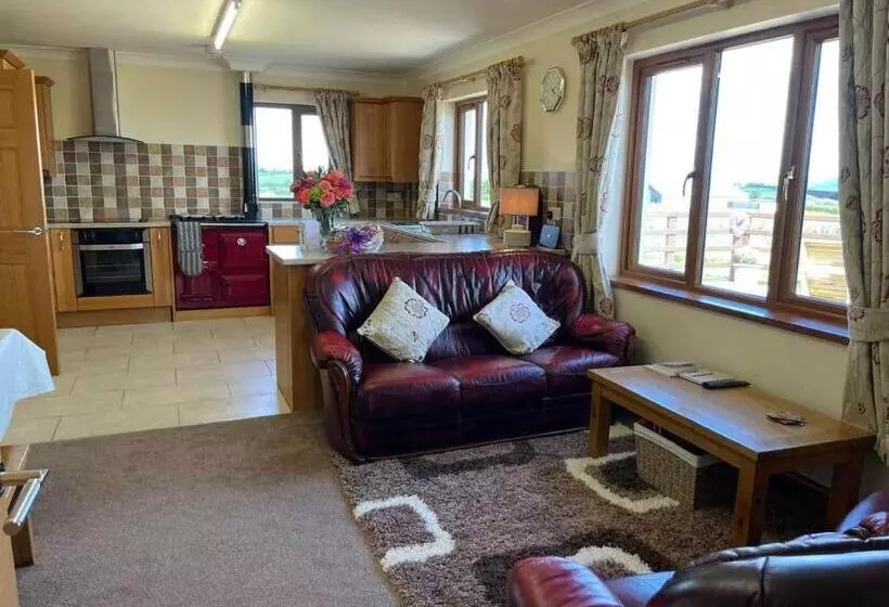 Sunny Bank Countryside Escape With Private Hot Tub And Countryside Views