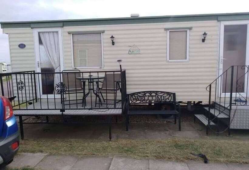 Beautiful 2 Bed Wigwam In Ingoldmells