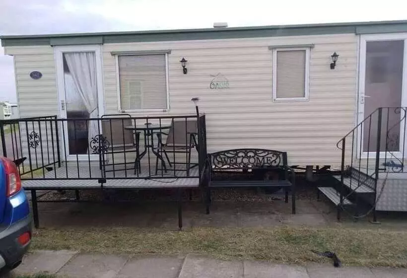 Beautiful 2 Bed Wigwam In Ingoldmells