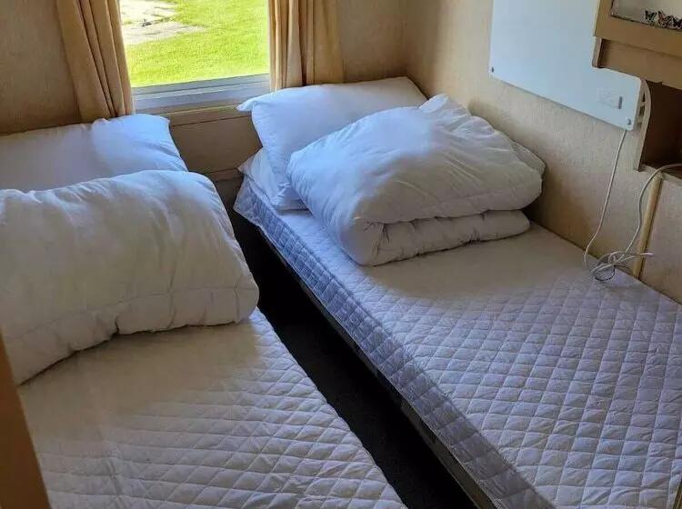 Beautiful 2 Bed Wigwam In Ingoldmells