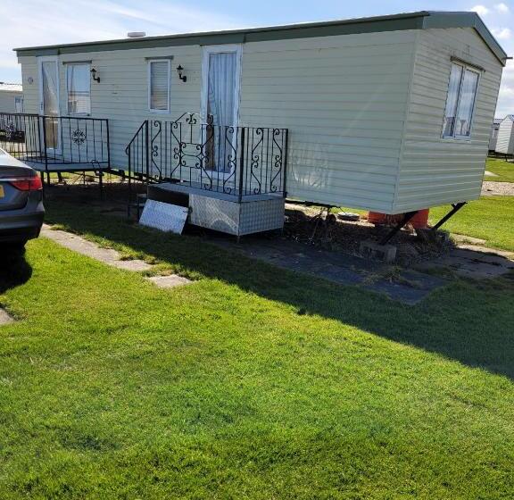 Beautiful 2 Bed Wigwam In Ingoldmells