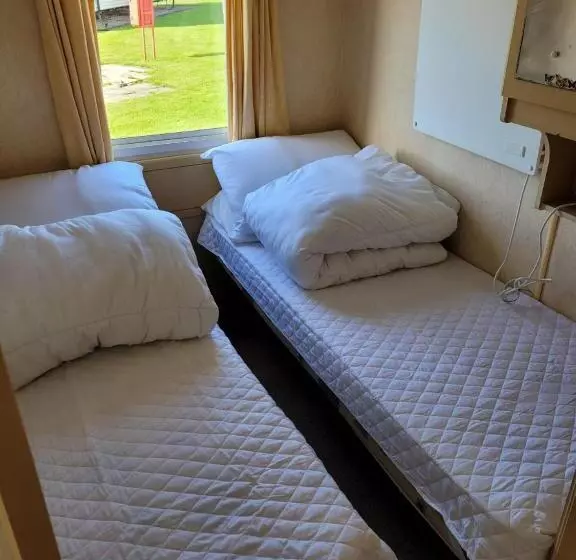 Beautiful 2 Bed Wigwam In Ingoldmells