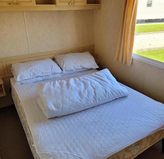 Beautiful 2 Bed Wigwam In Ingoldmells