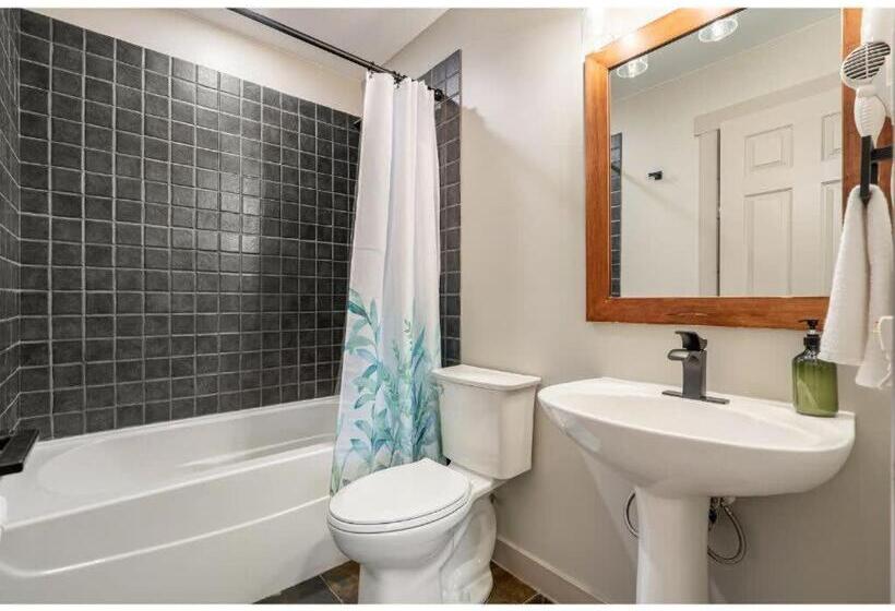 Evergreen Escape I Fireplace I Walk To The Lake