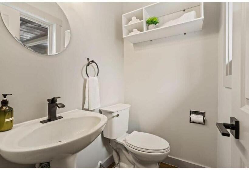 Evergreen Escape I Fireplace I Walk To The Lake