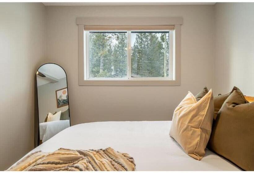 Evergreen Escape I Fireplace I Walk To The Lake