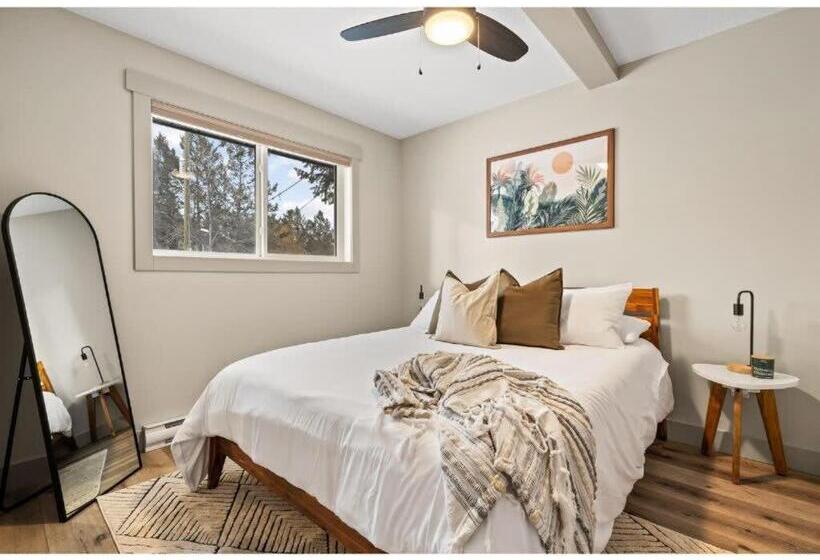 Evergreen Escape I Fireplace I Walk To The Lake