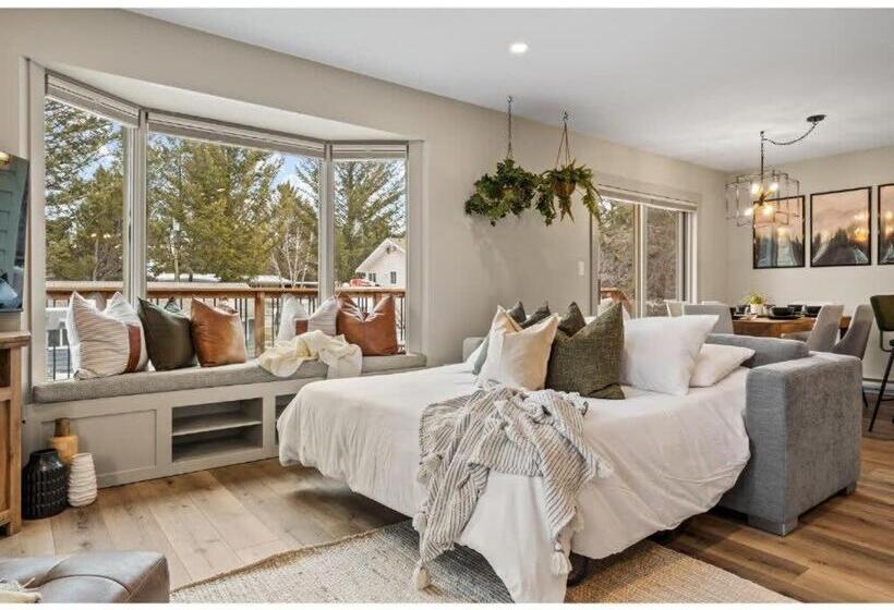 Evergreen Escape I Fireplace I Walk To The Lake