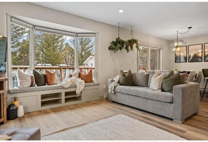 Evergreen Escape I Fireplace I Walk To The Lake