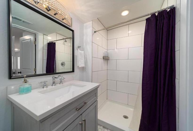 Relax At This Charming And Cozy Downtown Retreat