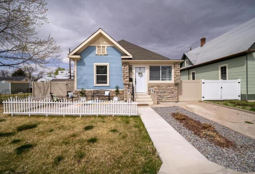 Relax At This Charming And Cozy Downtown Retreat