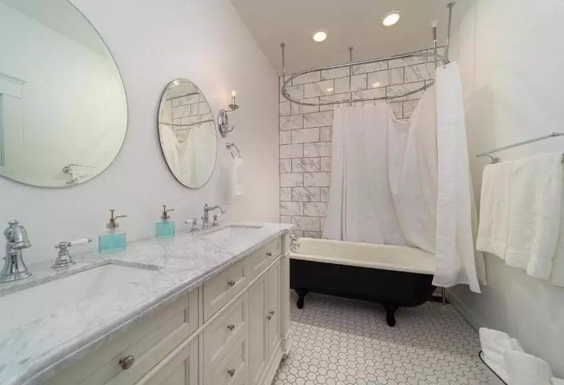 Relax At This Charming And Cozy Downtown Retreat