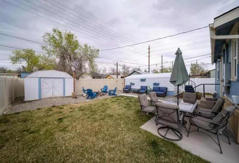 Relax At This Charming And Cozy Downtown Retreat