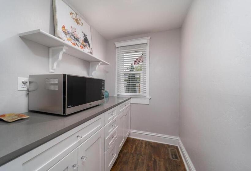 Relax At This Charming And Cozy Downtown Retreat