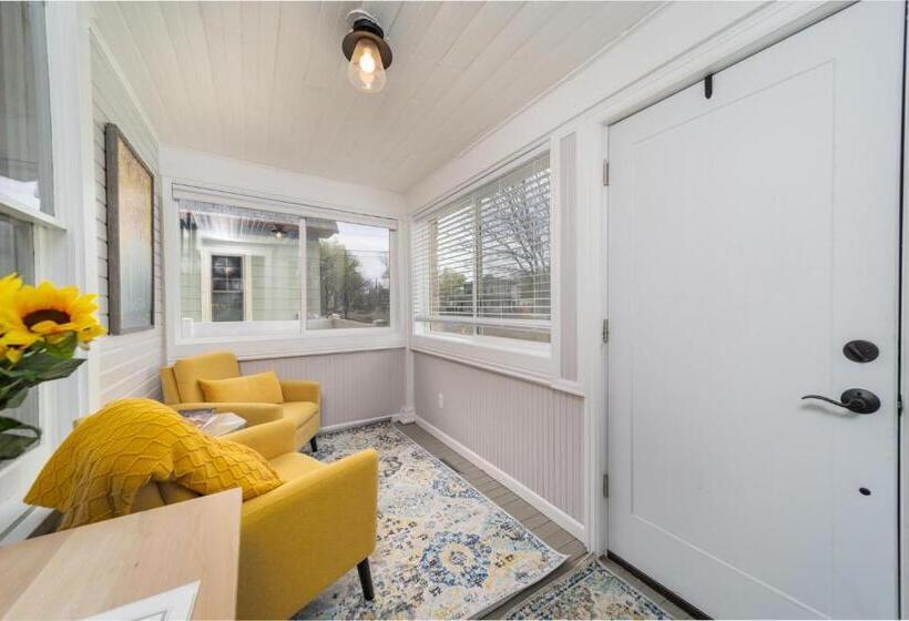 Relax At This Charming And Cozy Downtown Retreat